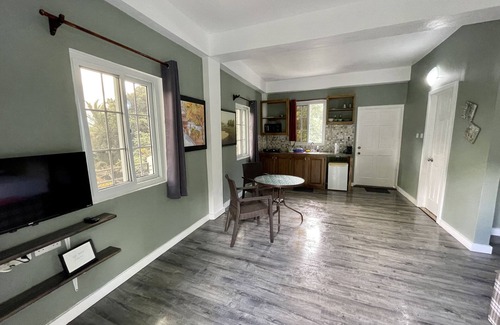 Colonarie Apartment | Belmont Apartments/Modern affordable accommodations