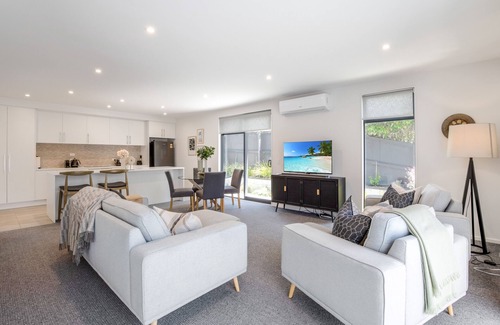 Edgeware House | Berry Delight - Christchurch Holiday Home