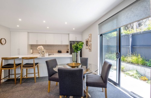Edgeware House | Berry Delight - Christchurch Holiday Home