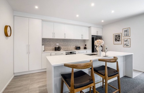 Edgeware House | Berry Delight - Christchurch Holiday Home