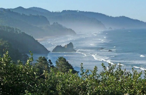 Lake Forest House | Best Place to Stay in Oregon! TWO Large Units, Onsite Pool, Parking!