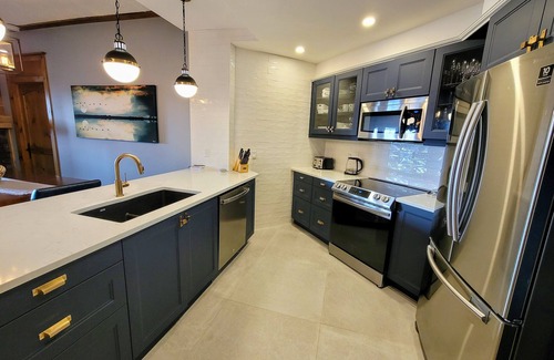 Mont-Tremblant Condo | Best ski-in/out, Fully Renovated, Infinity Pool, Hot-Tub, 2 Car Heated Parking