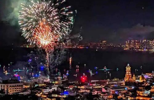 Alta Vista Apartment | BEST Views of PV-Banderas Bay from Rooftop Infinity Pool-Luxury Condo