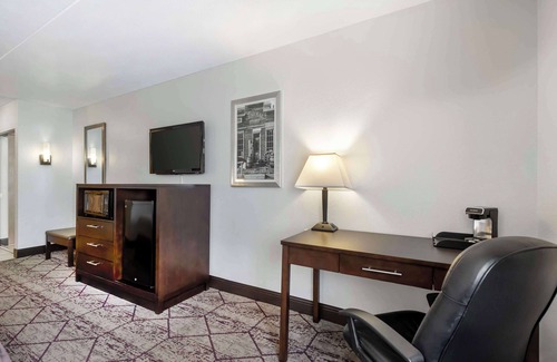 Cedar Rapids Hotel | Best Western Plus Longbranch Hotel & Convention Center