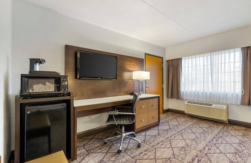 Cedar Rapids Hotel | Best Western Plus Longbranch Hotel & Convention Center