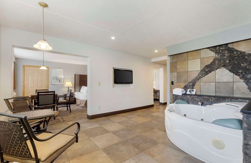 Cedar Rapids Hotel | Best Western Plus Longbranch Hotel & Convention Center