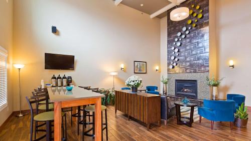 Menomonie Hotel | BEST WESTERN Plus Menomonie Inn & Suites