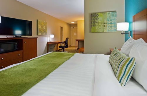 Menomonie Hotel | Best Western Plus Menomonie Inn & Suites