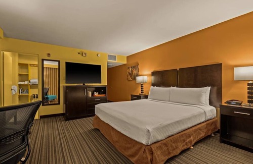 Western Honolulu Hotel | Best Western The Plaza | Standard Room, 1 King Bed | Free Breakfast