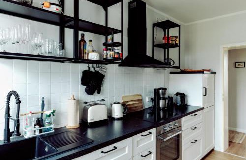 Gehlsdorf Apartment | Beste Lage mit Warnowblick - großer Balkon, zwei Schlafzimmer, Aufzug, Stellplatz