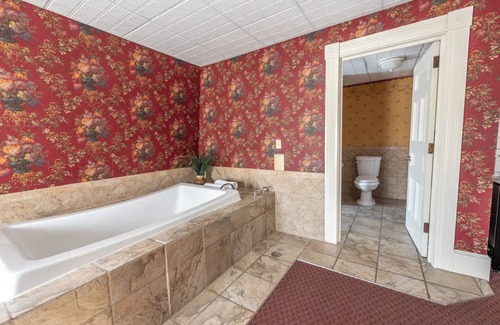 Geneseo Bed & Breakfast | Bethia Room - Big Tree Inn - In-Room Jacuzzinn