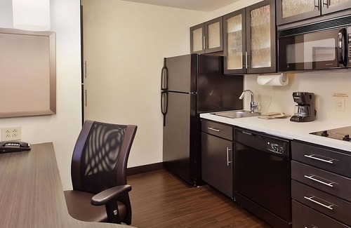 Southfield Hotel | Better Choice For Your Vacation! 2 Family-friendly Rooms w/Large Living Area