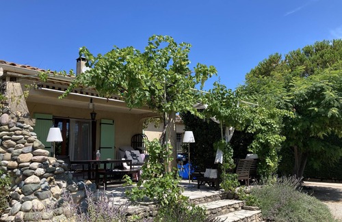 Entraigues-sur-la-Sorgue House | Between Avignon and Ventoux, garden villa, swimming pool