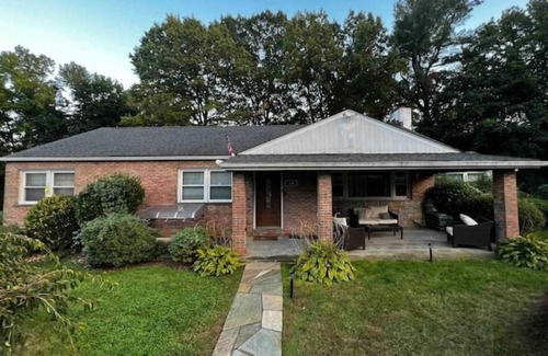 North Riverdale Apartment | Bibi’s Place Private Entrance, Room w/Full Bath