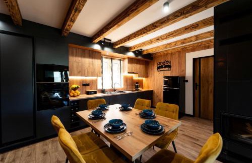 Ustrzyki Dolne House | Bieszczadzkie Tarasy - Domki z Jacuzzi na wyłaczność