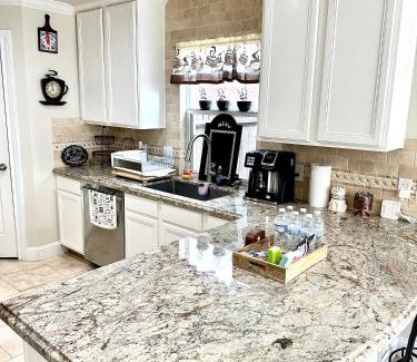 Barker House | ~ Big Family Home near 99/i10/kid friendly~