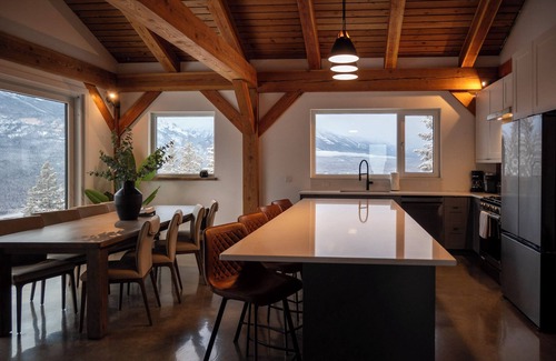 Golden Cabin | Big Little Cabin - Couples & Families Getaway with Panoramic Views