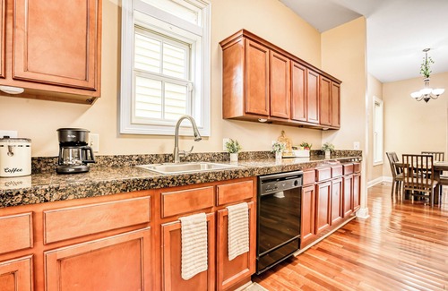 Thomas Square Apartment | Big Yard + BBQ - Summer Getaway near Starland & River St