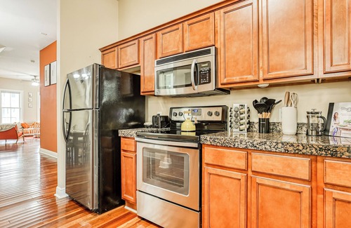 Thomas Square Apartment | Big Yard + BBQ - Summer Getaway near Starland & River St