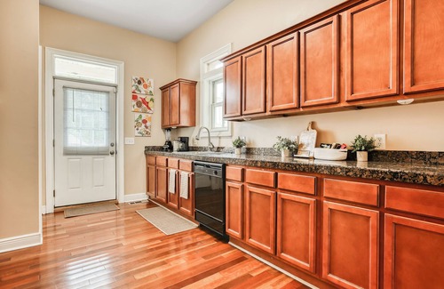 Thomas Square Apartment | Big Yard + BBQ - Summer Getaway near Starland & River St