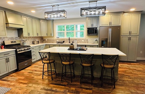 East Haddam Apartment | Bimbadeen Loft: Huge Open Plan 2-bedroom! Bring the boat, kids, and the dog!