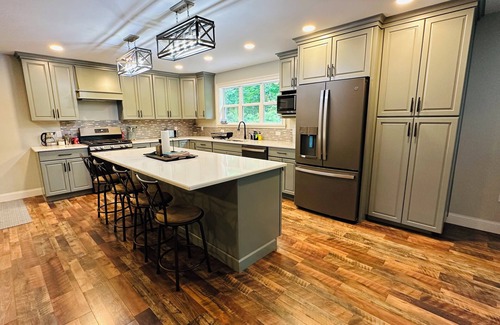 East Haddam Apartment | Bimbadeen Loft: Huge Open Plan 2-bedroom! Bring the boat, kids, and the dog!