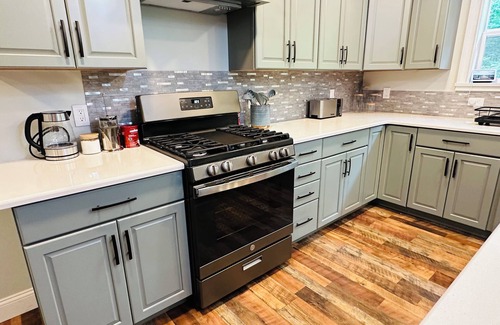 East Haddam Apartment | Bimbadeen Loft: Huge Open Plan 2-bedroom! Bring the boat, kids, and the dog!