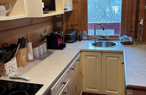 Fearnan Ski Chalet | Birchwood Lodge - Cosy Loch Tay Log Cabin with private hot tub and indoor sauna
