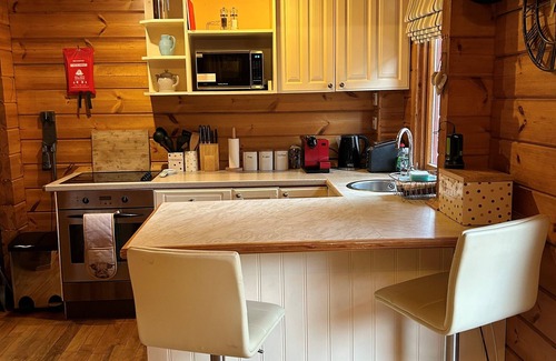 Fearnan Ski Chalet | Birchwood Lodge - Cosy Loch Tay Log Cabin with private hot tub and indoor sauna