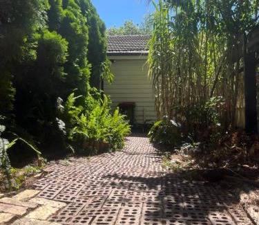 Flora Hill Apartment | Bird Paradise In Bush setting