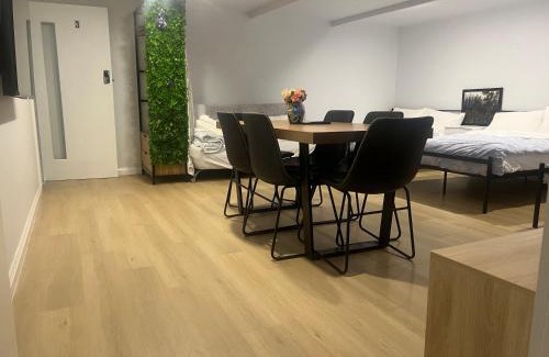 Flora Hill Apartment | Bird Paradise In Bush setting