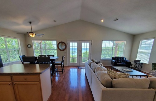 Lost Bridge Village House | BIRDSONG- House and Tiny Cabin-Beautiful Lakeview! Near Marina and Boat Launch