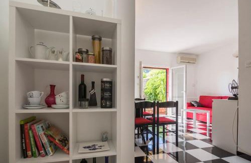 Komiza Apartment | Black and White chill out