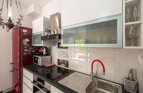 Komiza Apartment | Black and White chill out