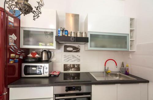 Komiza Apartment | Black and White chill out