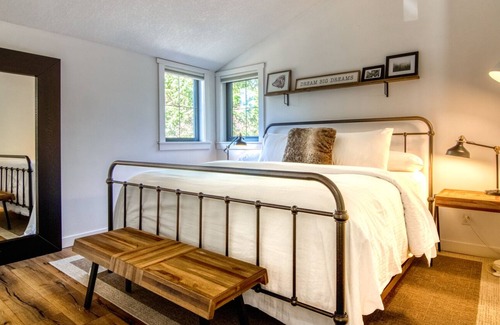 East Kootenay Cabin | Black Bear Cabin - Just minutes from Invermere, BC