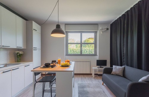 Albate Apartment | Black Loft Como - Studio Apartment, Sleeps 2