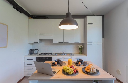 Albate Apartment | Black Loft Como - Studio Apartment, Sleeps 2