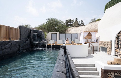 Karterados Villa | Black occhio villa Santorini