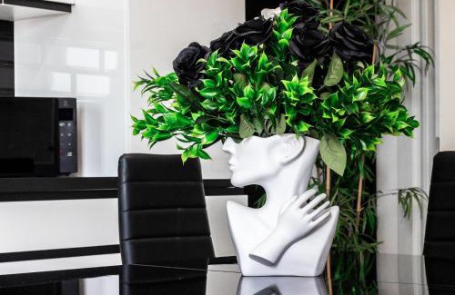 Saronno Apartment | Black & White Apartment Design e Comfort - Parking e WiFi