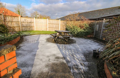 Ellesmere Cottage | BLACKWATER MEADOWS, pet friendly, with a garden in Ellesmere