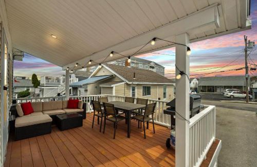 Hampton House | Blinkin Beach House Newly Renovated Steps to Beach