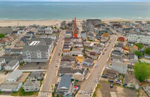 Hampton House | Blinkin Beach House Newly Renovated Steps to Beach