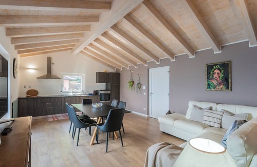 Aurogna Apartment | Blooms by the Lake - Four Bedroom Apartment, Sleeps 9