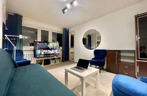 Srodmiescie Połnocne Apartment | BLUE 3 metro WiFi 1 Gbs 75'TV Netflix Disney HBO Max AppleTV Amazon