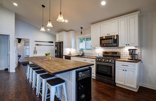 Tichigan House | Blue Fish Cottage-Hot tub, Kayaks, Ice Fishing