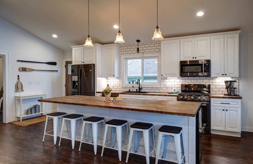 Tichigan House | Blue Fish Cottage-Hot tub, Kayaks, Ice Fishing