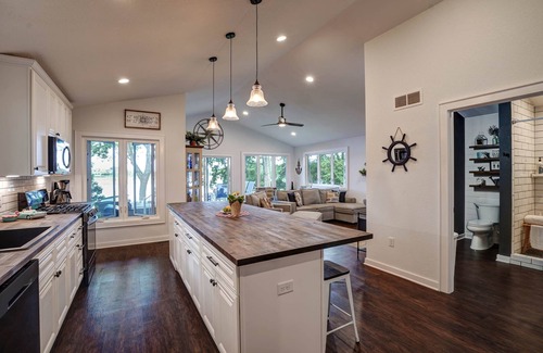 Tichigan House | Blue Fish Cottage-Hot tub, Kayaks, Ice Fishing