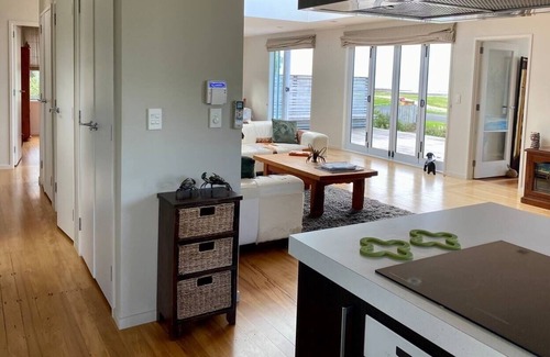 Kaiaua House | Blue Heron on Kaiaua