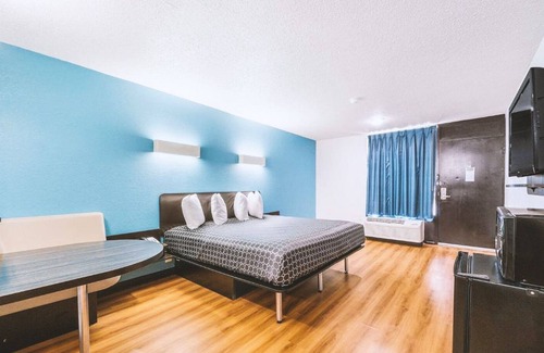 Beeville Hotel | Blue Way Inn & Suites by Jasper Beeville-1 King Bed Non Smoking